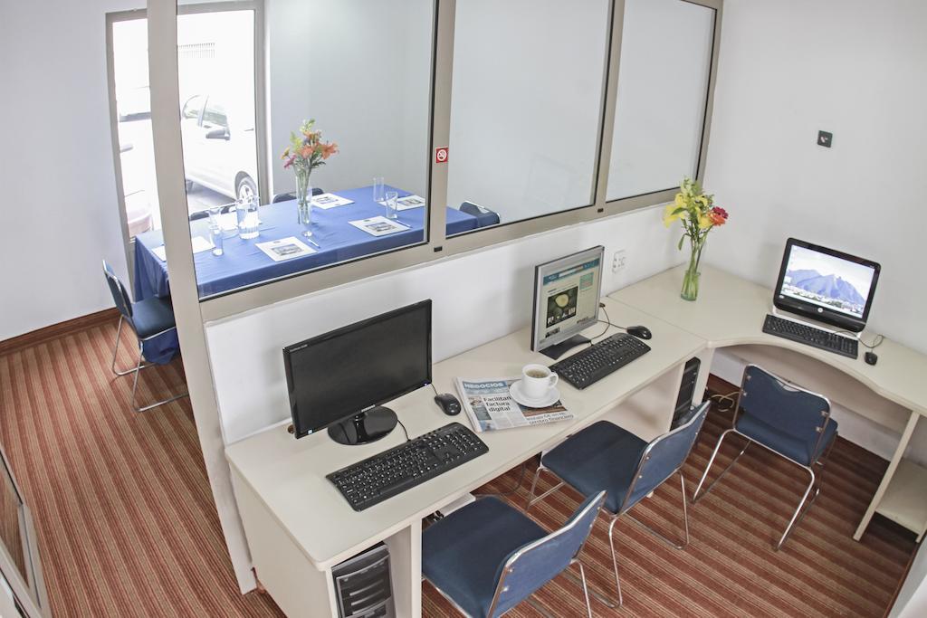 Wyndham Garden Monterrey Valle Real Бизнес фото